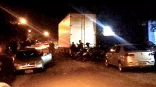 Caminhão sequestrado por policiais da Máfia do Cigarro em Campo Grande. (Foto: Arquivo)