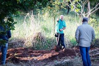Cleber (de camiseta azul) auxilia nas escavações que começaram ainda de madrugada (Foto: Henrique Kawaminami)