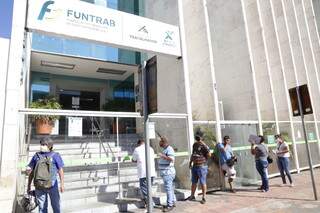 Trabalhadores em busca de oportunidades de emprego na Funtrab localizada no Centro de Campo Grande(Foto: Kisie Aionã)