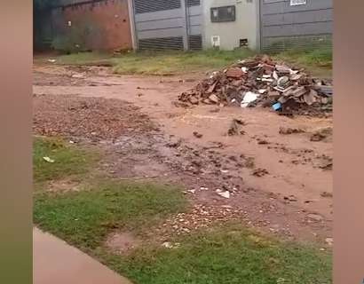 Chuva deixa rua intransitável no Tijuca, reclama moradora