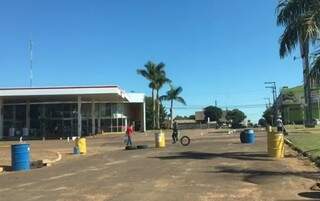 Observados por militar paraguaio armado, brasileiros catam lixo na fronteira (Foto: Reprodução)