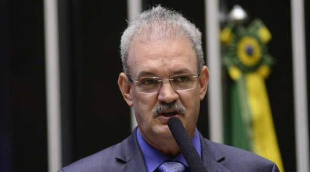 Secret&aacute;rio diz que sa&iacute;da de ministro agrava ainda mais a instabilidade na sa&uacute;de 
