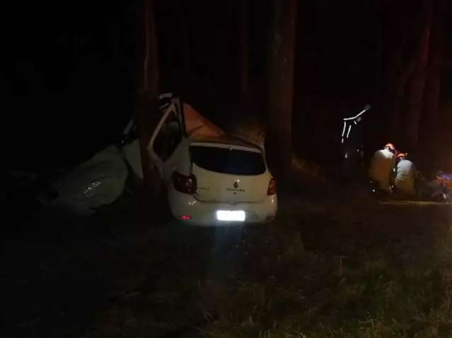 Durante fuga, traficante bate carro em &aacute;rvore e fica preso &agrave;s ferragens 
