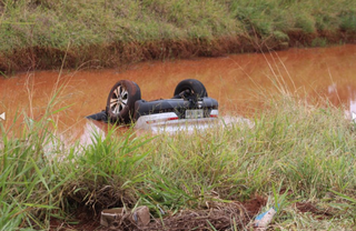 Motorista de carro que capotou e foi parar em lago morre em hospital 