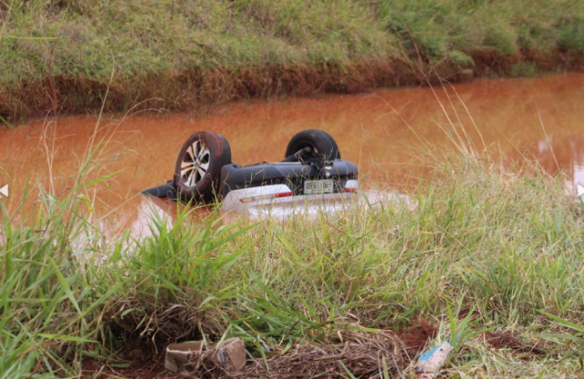 Motorista de carro que capotou e foi parar em lago morre em hospital 