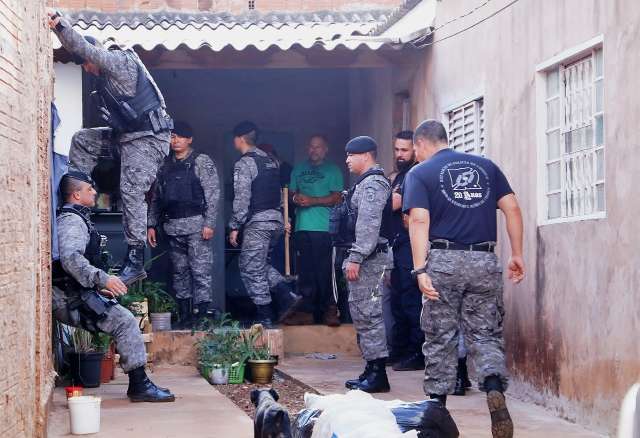 &quot;Quem imagina dormir num cemit&eacute;rio?&quot;, diz morador de casa com corpo enterrado