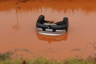 Carro capota, cai em lago e condutor &eacute; resgatado inconsciente na MS-276