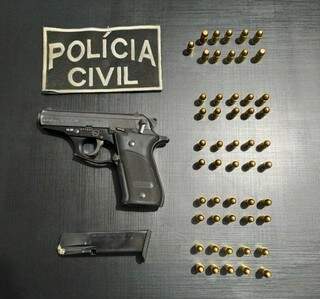 Arma e munições apreendidas com o criminoso. (Foto: Polícia Civil)