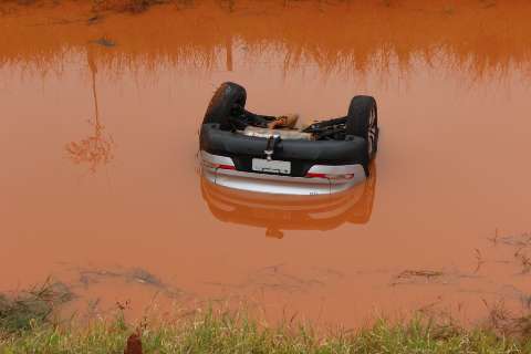 Carro capota, cai em lago e condutor &eacute; resgatado inconsciente na MS-276