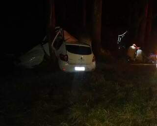 Durante fuga, traficante bate carro em &aacute;rvore e fica preso &agrave;s ferragens 