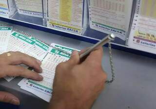 Acumulada h&aacute; 13 sorteios, Mega-Sena pode pagar R$ 100 milh&otilde;es neste s&aacute;bado 