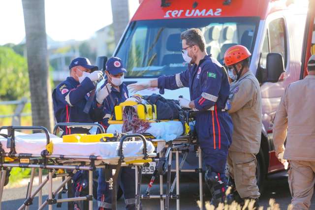 Morador de rua &eacute; atropelado em avenida e vai inconsciente para hospital