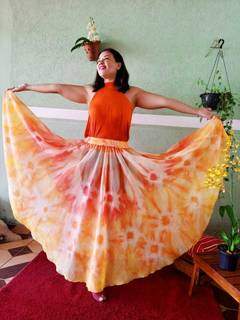 A modelo com a saia cigana de tie dye, com oito metros de roda. (Foto: José Pedro Rodrigues)
