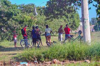 Aglomeração de jovens soltando pipa. (Foto: Marcos Maluf)