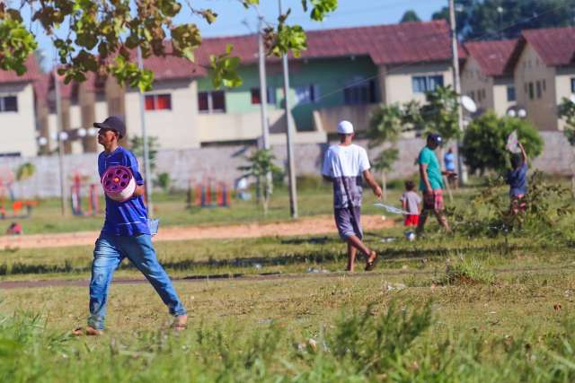 N&atilde;o tem jeito: Torneio na pandemia tem adulto em aglomera&ccedil;&atilde;o com linha chilena 