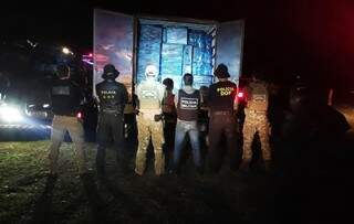 Seis embarcações são apreendidas com cerca de 25 mil pacotes de cigarro Seis embarcações são apreendidas com cerca de 25 mil pacotes de cigarro