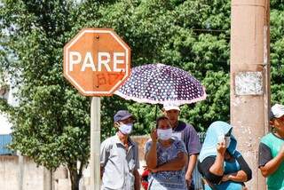 Homem usa máscara em rua de Campo Gr ande. Foto Henrique Kawaminami)