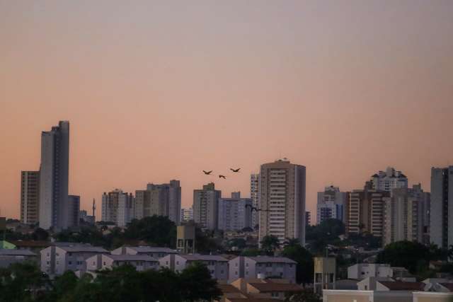 M&aacute;xima &eacute; de 32&deg;C e temperatura sobe neste domingo de c&eacute;u aberto 