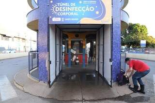 Outros 4 terminais ganham &quot;t&uacute;nel de desinfec&ccedil;&atilde;o corporal&quot; 