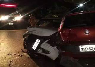 Motorista bate em carro estacionado e veículo fica destruído Motorista bate em carro estacionado e veículo fica destruído