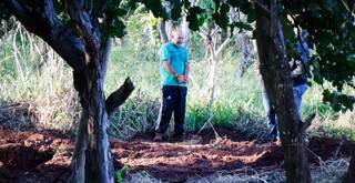 O pedreiro Cleber de Souza Gonçalves no terreno onde &#34;sepultou&#34; em cova rasa duas de suas vítimas já descobertas. (Foto: Henrique Kawaminami)