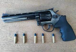 Arma usada em assassinato e munições apreendidas com adolescente (Foto: Polícia Civil/Divulgação)