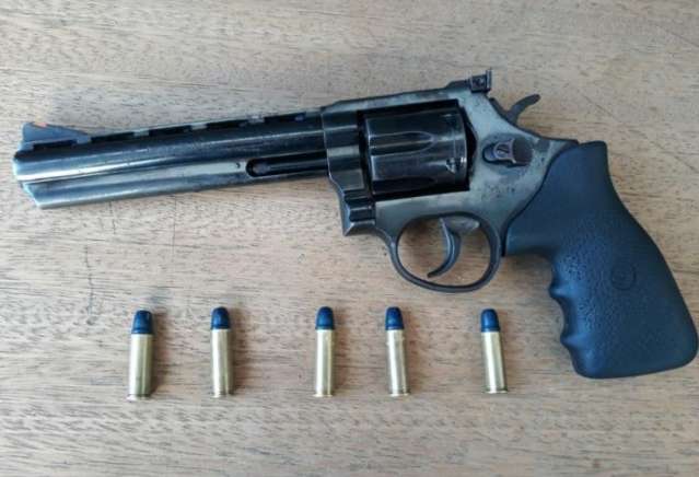 Adolescente flagrado com arma confessa assassinato