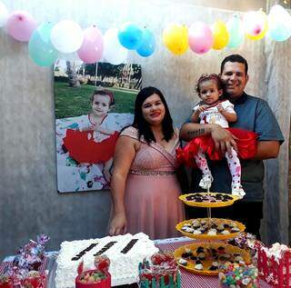 Amanda Goes de Albuquerque, Raphael Miranda Larrea Silva e a filha Mariana celebrando o aniversário juntos. (Foto: Arquivo pessoal)