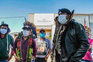 De máscara, caciques foram até a Dsei pedir contratação emergencial de 3 médicos (Foto: Silas Lima)