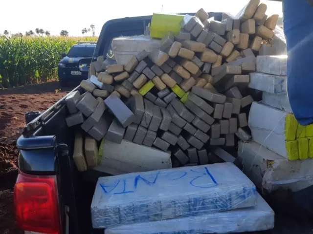 Caminhonete &eacute; abandonada em estrada vicinal com mais de 1 tonelada de maconha 