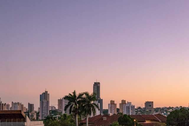 Sol aparece entre nuvens e temperaturas aumentam no decorrer do dia 