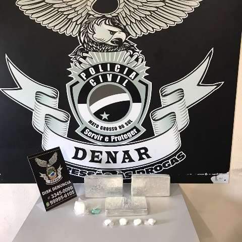 Suspeito &eacute; flagrado a caminho de &quot;entrega&quot; e &eacute; preso com 3 tabletes de coca&iacute;na 