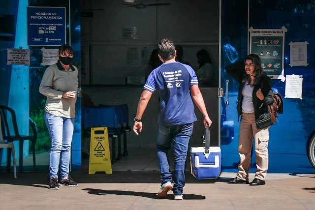 Em unidade de sa&uacute;de, espera por vacina contra gripe chega a 4 horas