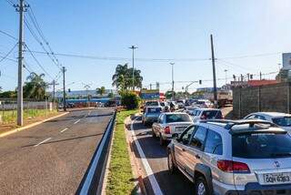 Fluxo de trânsito na rotatória em fase experimental iniciada na sexta-feira (Foto: Henrique Kawaminami)