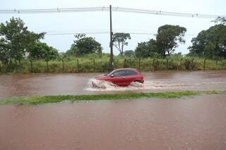 Motorista se arrisca durante inundação na Avenida Cônsul Assaf Trad (Foto: Paulo Francis/Arquivo)