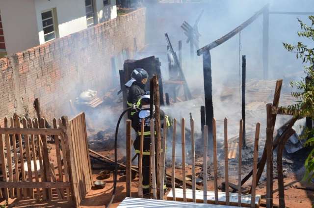 Fogo destruiu casa e moradora precisou ser socorrida por crise nervosa