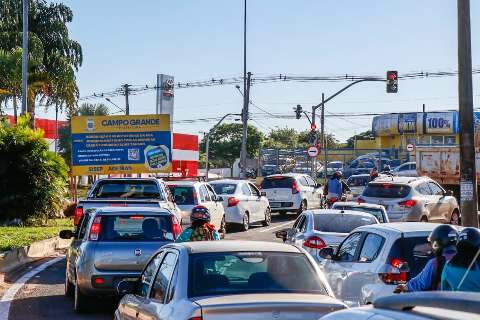 Condutores reclamam de mão única e tempo de semáforo após obras em rotatórias