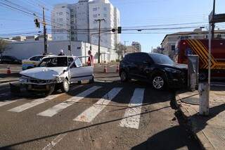 Motorista n&atilde;o v&ecirc; acidente e atinge ve&iacute;culos na Rui Barbosa