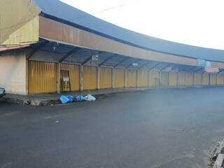 Galeria de comércio popular fechada em Pedro Juan Caballero nesta terça-feira (Foto: Direto das Ruas)