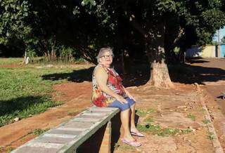 Dona Elza, vizinha, acredita que seu João Barbosa tenha mais de 100 anos (Foto: Paulo Francis)