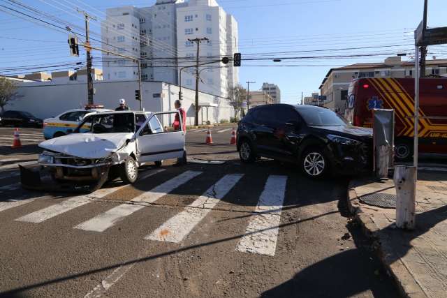 Motorista n&atilde;o v&ecirc; acidente e atinge ve&iacute;culos na Rui Barbosa