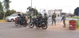Soldados paraguaios vigiam acesso entre Pedro Juan Caballero e Ponta Porã; fronteira está fechada há 60 dias (Foto: Marciano Candia)