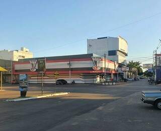 Lojas do centro de Pedro Juan reabrem dia 25 esperando vender para consumidores locais (Foto: Direto das Ruas)
