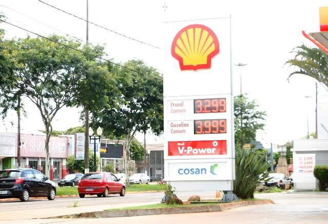 Gasolina cai 6,5% e fica abaixo de R$ 4 pela primeira vez em tr&ecirc;s anos