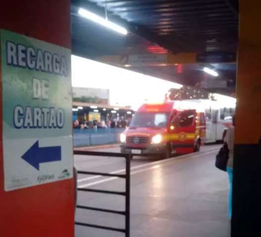 Passageiro cai em terminal, &eacute; socorrido, mas morre ap&oacute;s parada card&iacute;aca