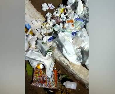 Vídeo mostra lixo hospitalar jogado em rua do Bairro Santa Fé