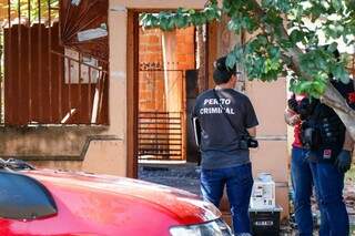 Perito criminal acompanha as buscas na residência (Foto: Henrique Kawaminami)