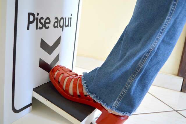 Para abrir, escolas apostam em totem, tapete e plano com sapato extra na mochila