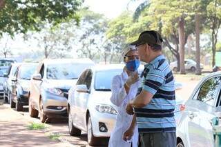 Douradense recebe vacina contra a gripe no início da campanha, em março (Foto: A. Frota/Divulgação)