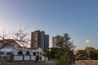 Dia amanhecendo com céu aberto na Praça do Rádio Clube, na região Central de Campo Grande (Foto: Henrique Kawaminami) 